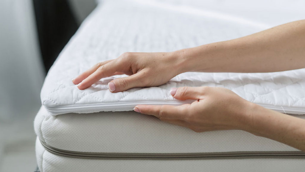 Gros plan sur surface moelleuse d'un surmatelas mémoire de forme